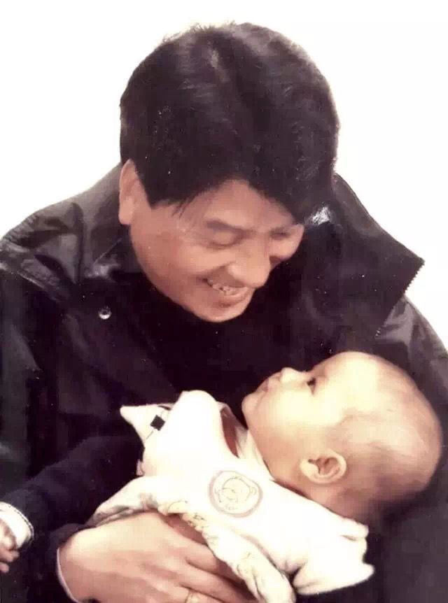 在女儿四岁半的时候,关少曾开始带着她一起拍戏,上节目,不知不觉