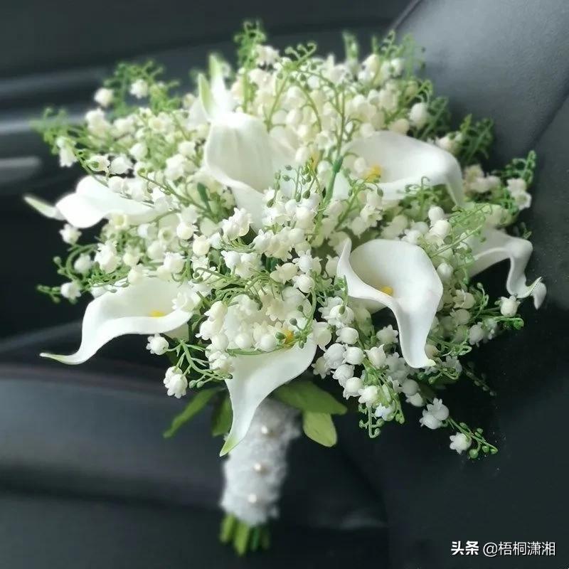 婚礼带花带哪边（婚礼那些人带配花）