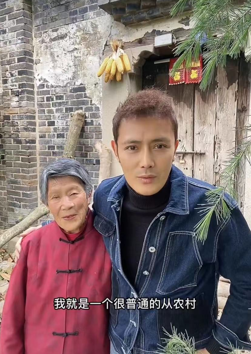 37岁男演员定居农村，下地干活浑身是泥，照顾九旬奶奶住简陋平房