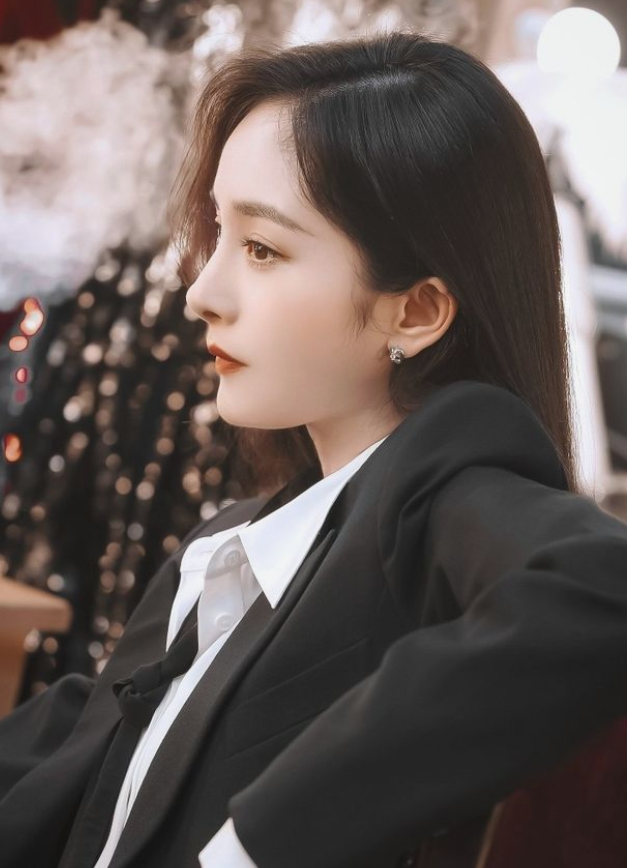 杨幂黑色系的治愈美，很动人
