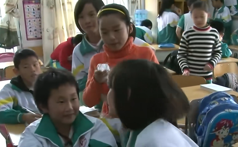 《变形计》史上最清醒的小姑娘，看透节目组套路，戳穿同学小心思