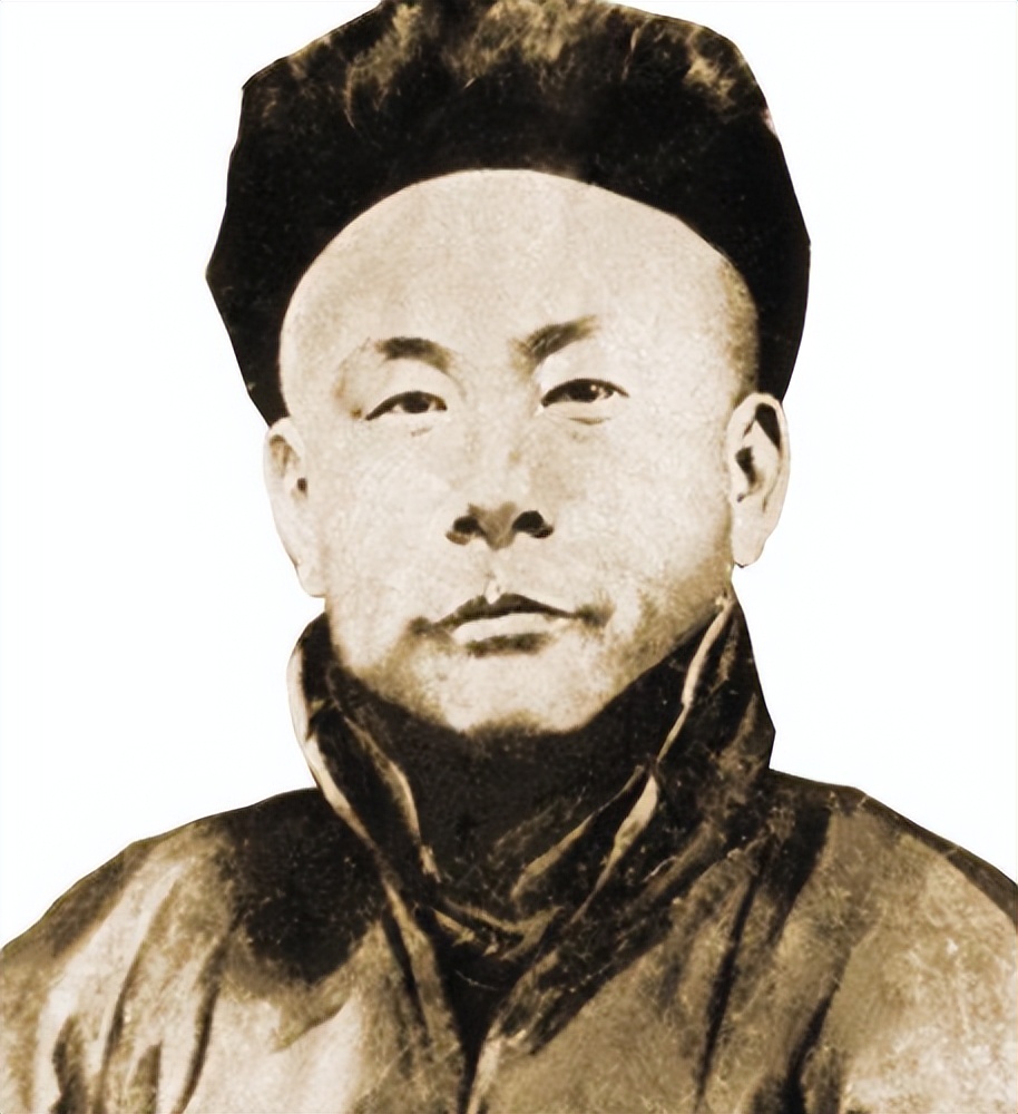 霍元甲踢馆慈禧保镖，踢了两脚后转身就走，对手站在原地纹丝不动