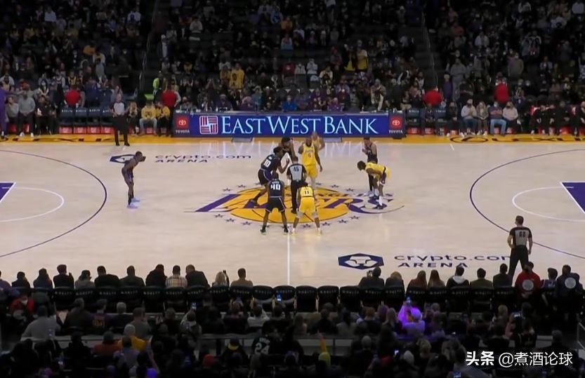 为什么nba中锋跳球不跳(有趣，詹姆斯和2米11中锋跳球，自知不敌，裁判一扔，他就跑开了)