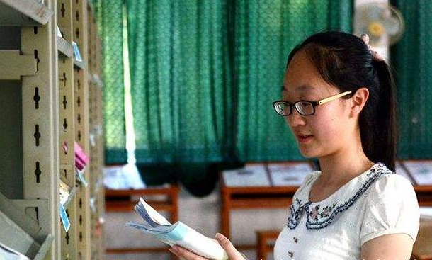 女孩高考考场“神游”，交卷铃响才反应过来，结果考了全校第一