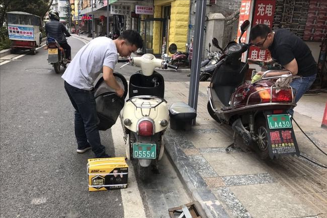 废电瓶回收价格今日，废电瓶回收价格今日价多少钱一吨