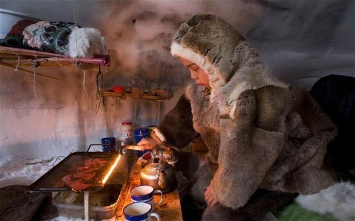 因纽特人住冰屋为什么不会冷?在屋子里生火,雪不会化吗?