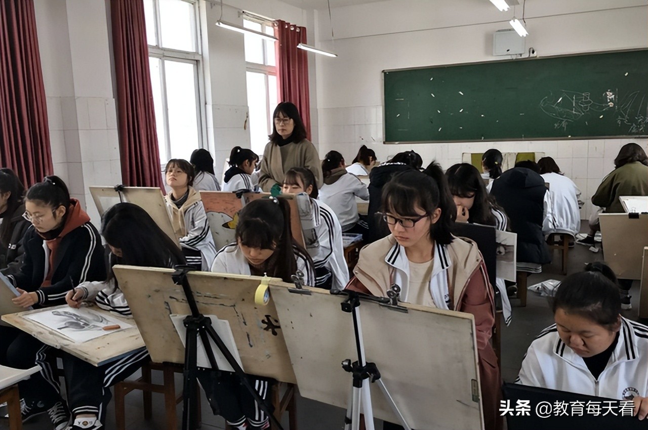 中学生迎来“坏消息”，2022高考或发生新变化，达线难度上升了