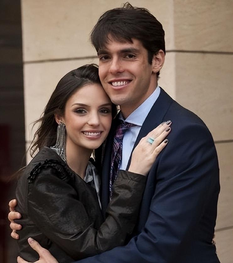 卡卡跟前妻为啥离婚（卡卡：和梅西一样忠于爱情，前妻为事业离去，小13岁嫩模为他续爱）