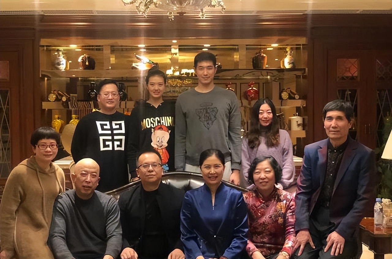 50岁妈妈美似关之琳,大哥高2米,嫂子颜值高)