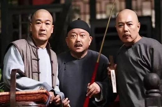 “皇帝专业户”张铁林：改国籍，字画卖十万，痴恋女学生不负责