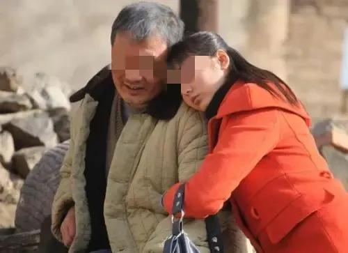 30年前我妈出轨，我爸带着我和弟弟讨生活，孤独一辈子也没有再婚