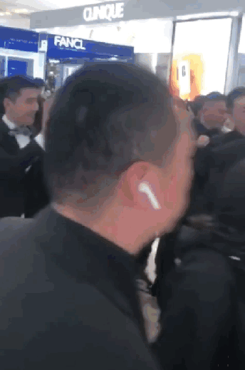 参加活动 出行气场十足，明星就该有这么大的排场吗？