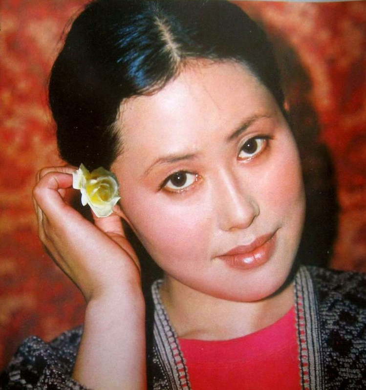 1982年,林子峰导演的《骆驼祥子》面试演员,斯琴高娃对其中"虎妞"一角