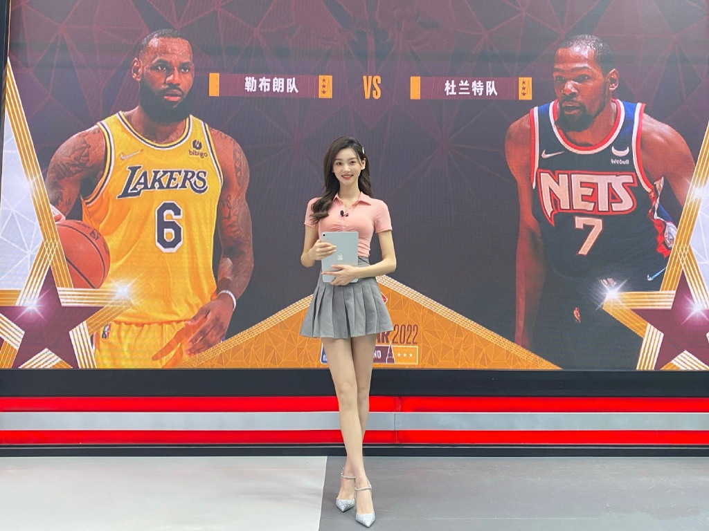 nba女主持人为什么穿短裙(NBA女主播被曝节目中，旗袍疑似被导播掀起？女方辟谣系主动行为)