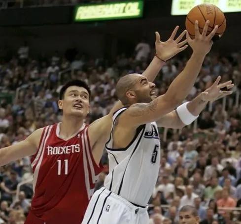 布泽尔为什么不打nba(姚明季后赛的苦主，擅长高弧度中投的卡洛斯-布泽尔去哪了？)