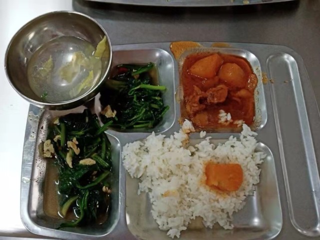 難吃是不分區域的,學校食堂,公司食堂,工廠食堂,只要有位廚藝67不咋