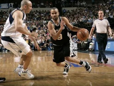 篮球多少步算走步（什么是篮球走步，这里有详解）-趣拿体育