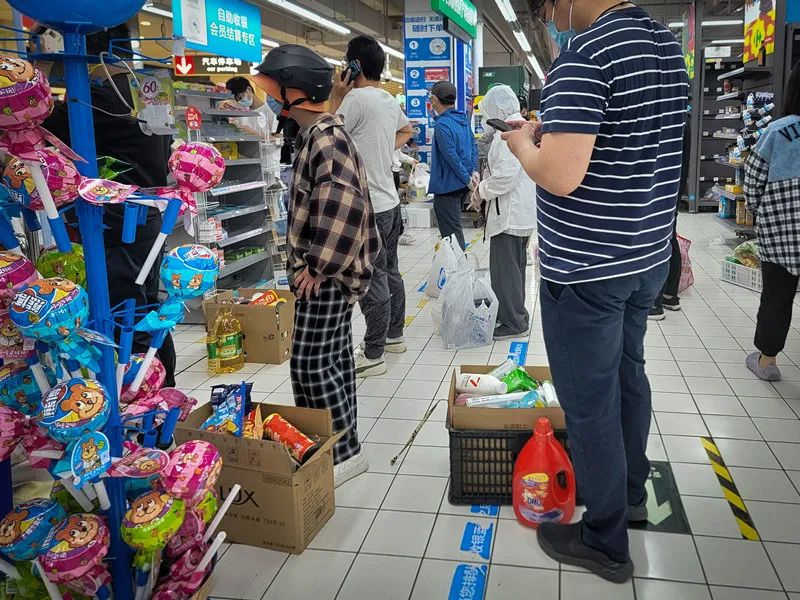 全楼的希望！防范区有些上海人这样出门！进超市要有邀请卡！逛出VIP既视感