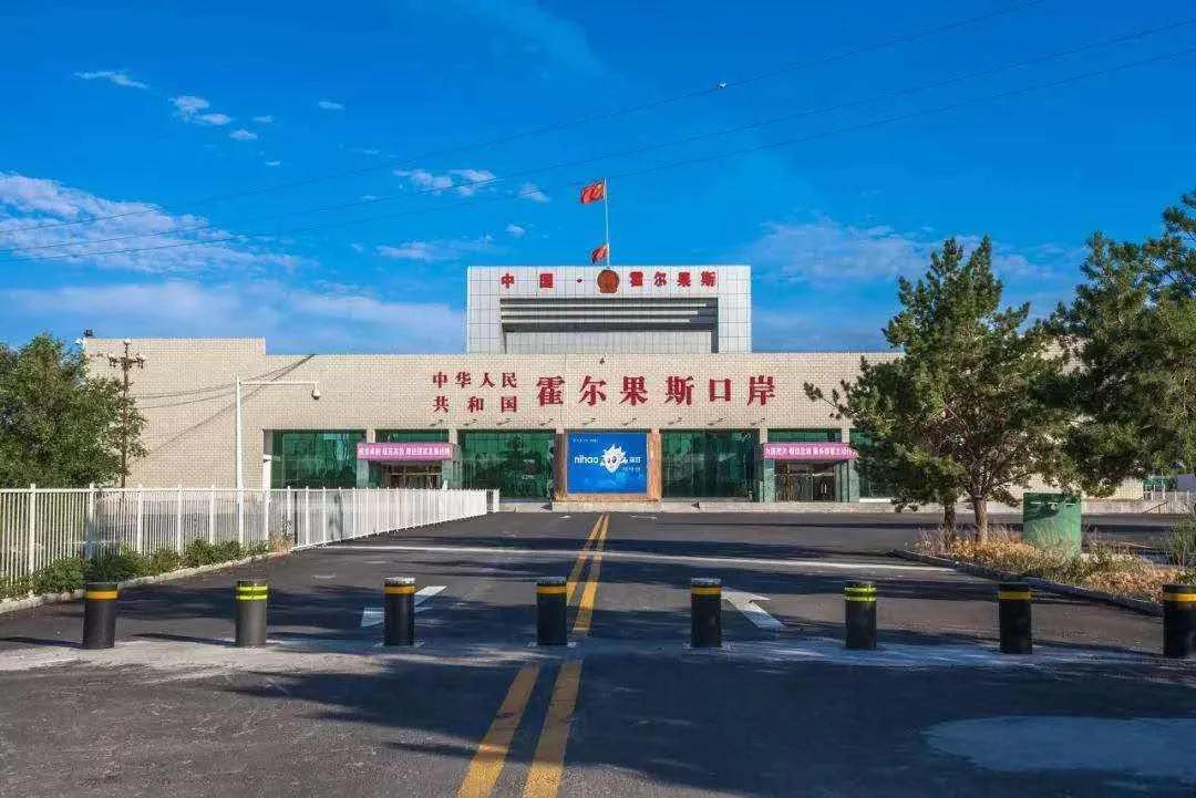 两国有多个陆路口岸联系,如阿拉山口口岸,霍尔果斯口岸,巴克图口岸