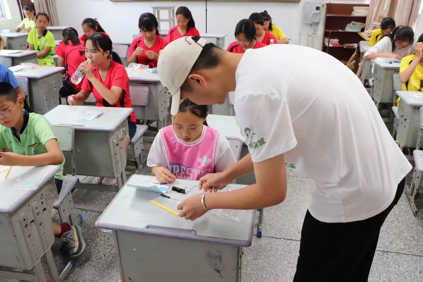 桑梓情·雏鹰梦支教团队顺利开展科教课程