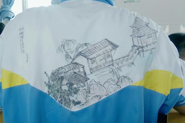 为了防止中学生早恋，校长绞尽脑汁，专门设计一套“特殊”校服