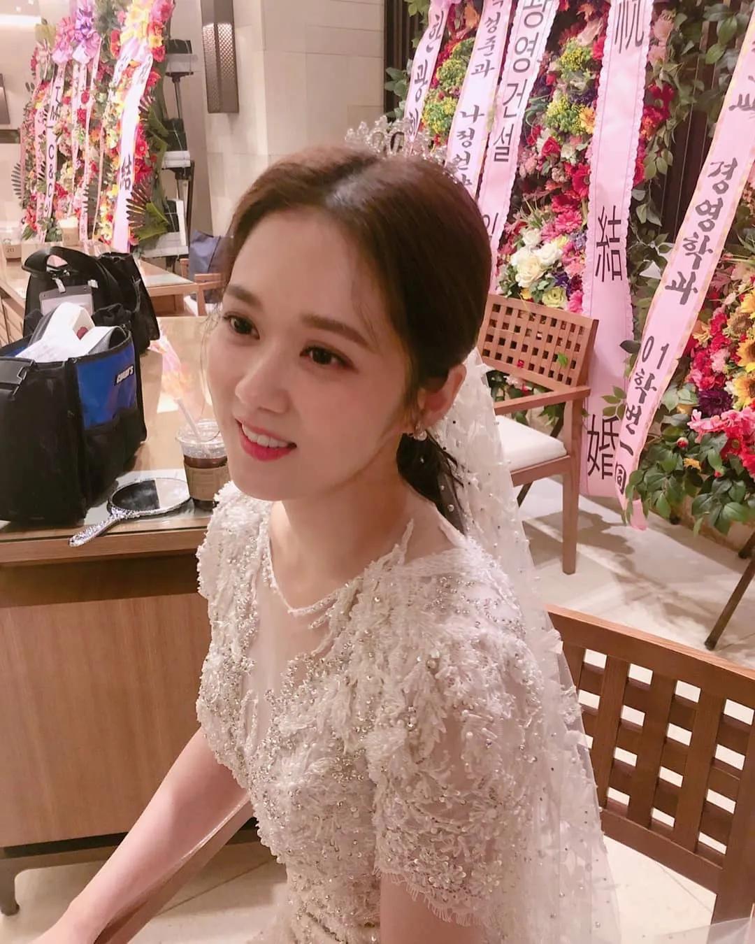 韩国演员张娜拉官宣我要结婚了和小6岁男友交往2年多终于喜结良缘