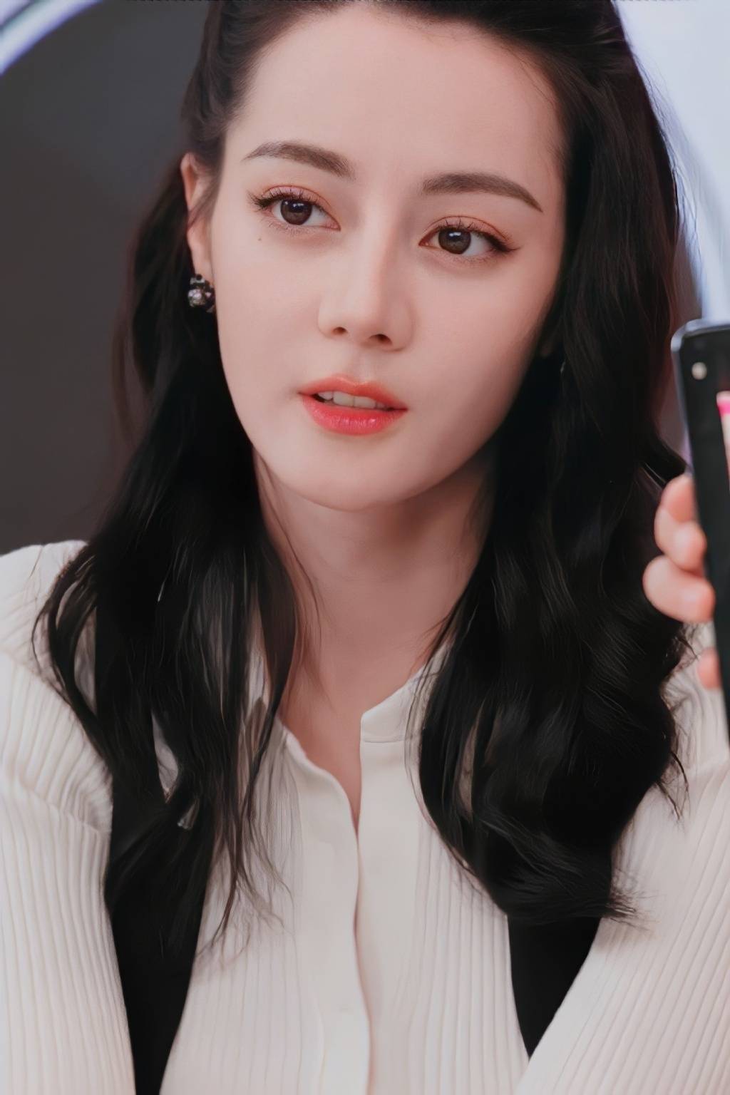 迪丽热巴直播生图好美!骨相优越侧脸线条太流畅