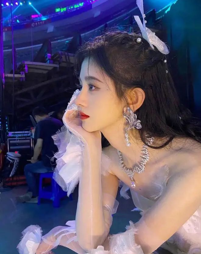 瘦到病态，动脸成瘾，切胃、剪肠齐上阵，内娱的畸形审美真可怕