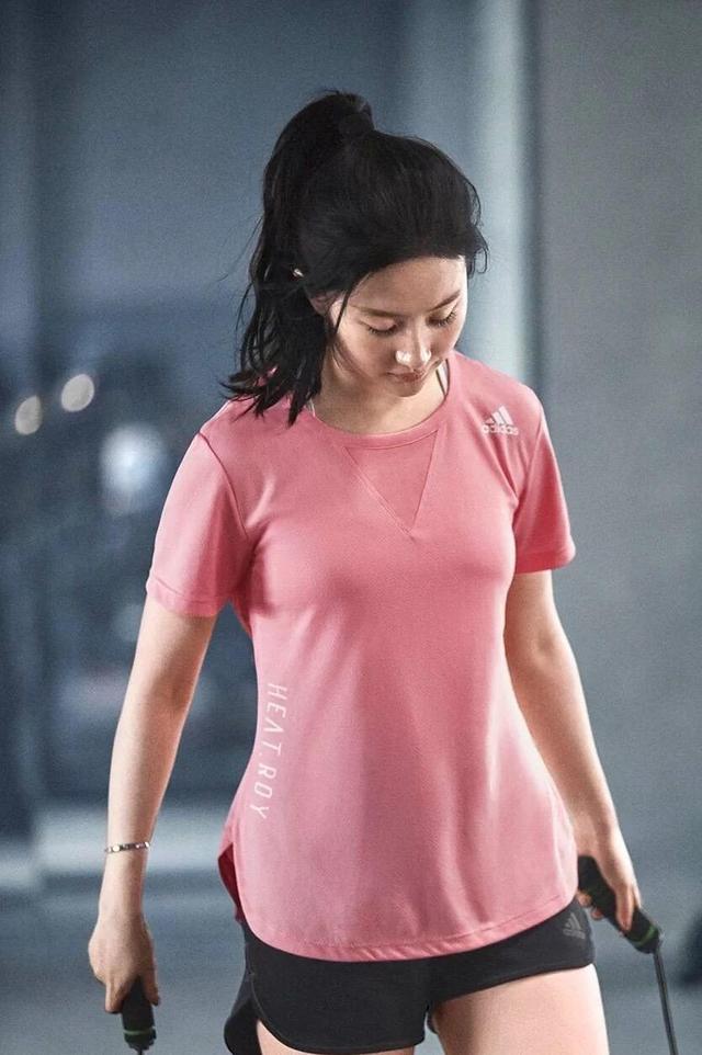 刘亦菲演戏就胖,出戏就瘦,被叫"菲包"?造型师的锅别扣给她!