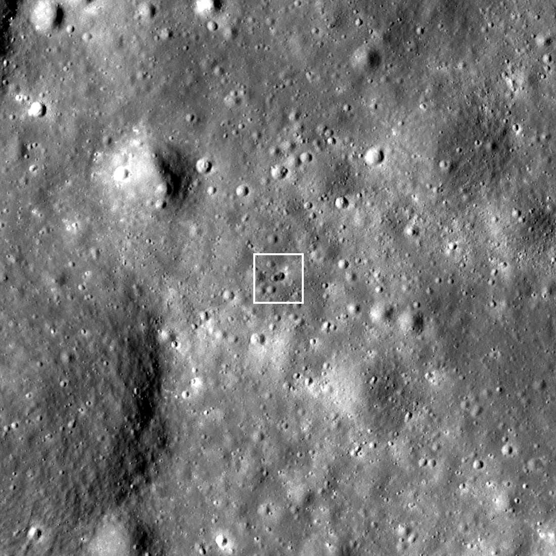 天外来客？未知飞行器在月球表面撞出了两个坑