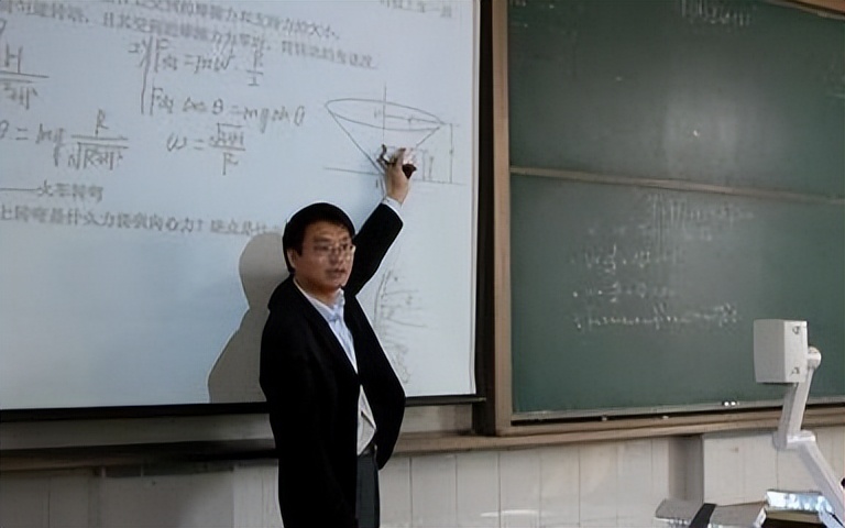 上海某高校副教授年薪被曝光，引起网友热议，怪不得都去当教授