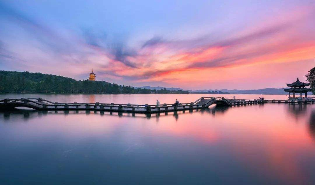 西湖畔探秘千年情缘，极狐“先行者号”太空舰问道杭州天堂