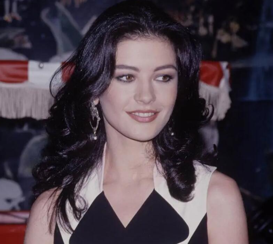 美貌惊人的泽塔·琼斯:和花心老公相守22年,儿子遗传她的高颜值