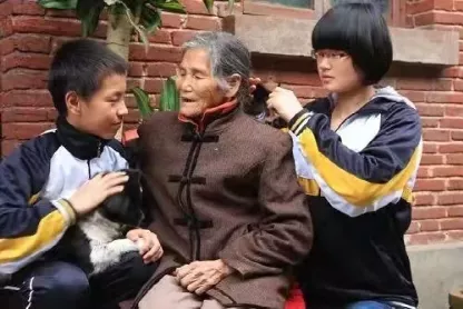 帅小伙和相差61岁的老太太拍婚纱照:这是好人得到的最美回报