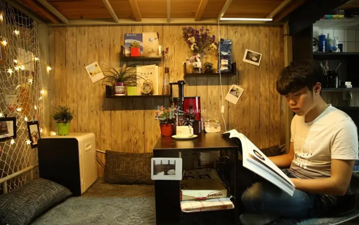 大学生宿舍装修风格走红,不接地气接"地府",老师看后一身冷汗