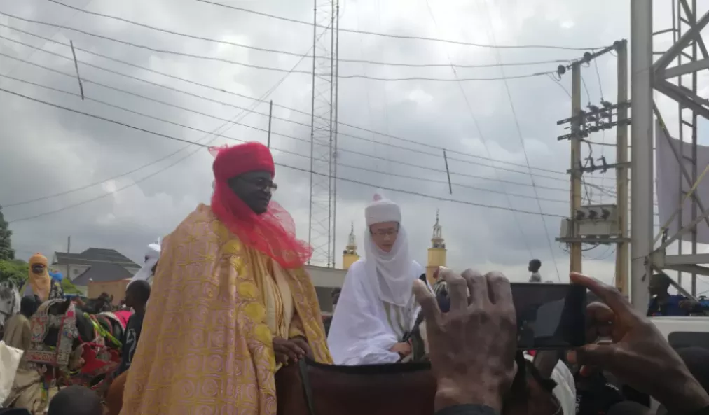 3年前,80后河南小伙在非洲当上酋长土皇亲自册封,允许妻妾成群