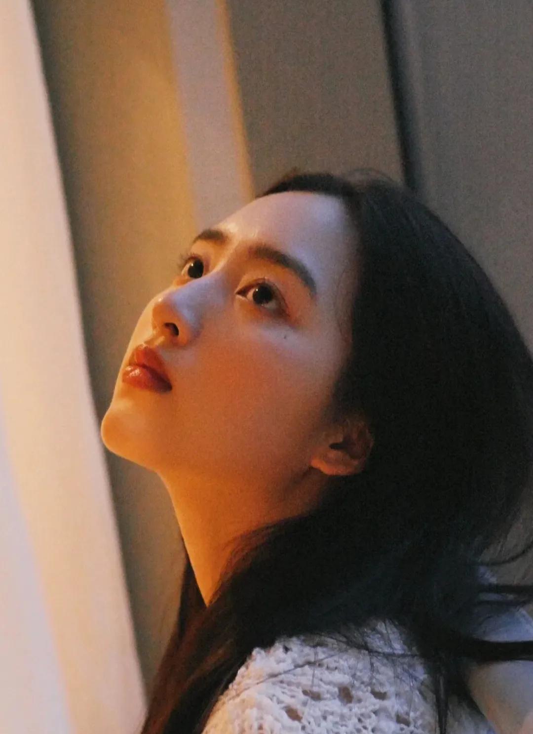 邓恩熙灵动的眼神配黑色直发，萌化人心，静谧少女气息扑面而来