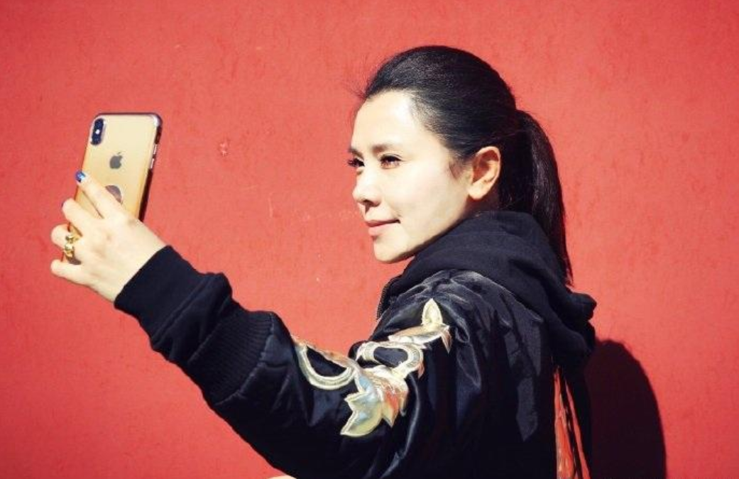 知名演员李佳璇：导演丈夫去世8年，与狗为伴，她的痴情让人泪目