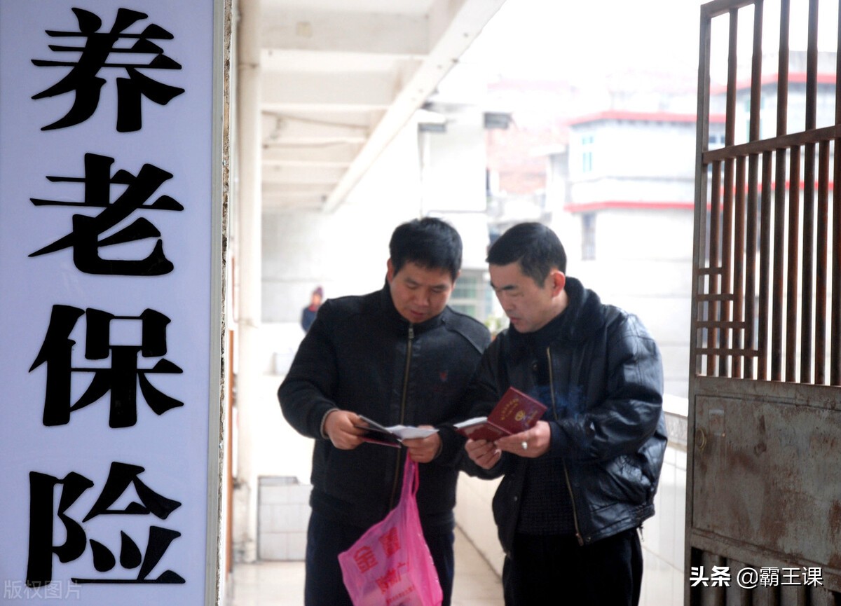在外地打工，今年60岁想一次性补缴社保，在哪里办理？