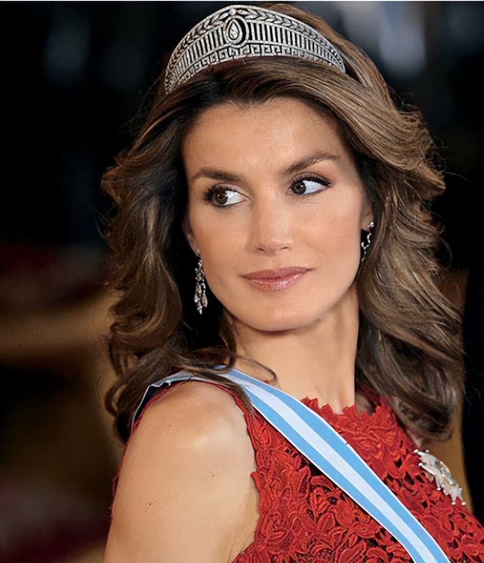 莱蒂齐亚:49岁白发飘飘,却不染不挡,气质依旧岁月不败美人