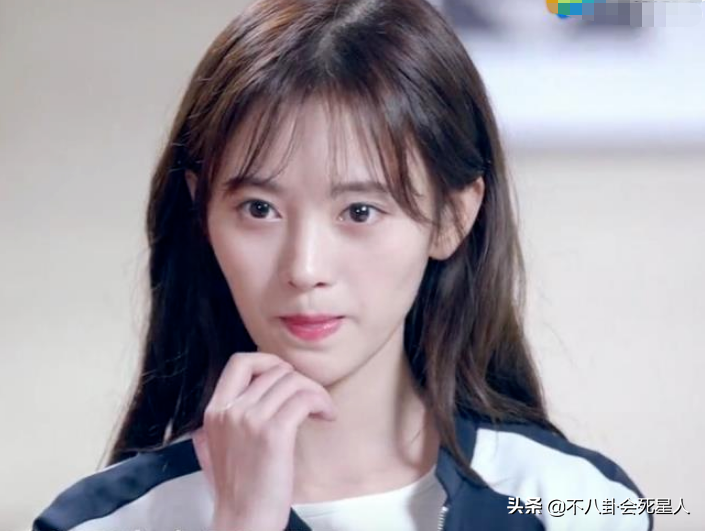 娱乐圈“一眼美人”太多了，全靠妆容造型加持，样貌缺点很明显