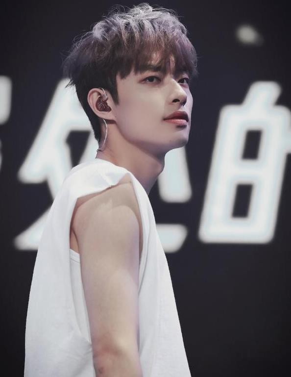 李英超怎么喊李振洋（“娱圈菩萨”木子洋：为宠粉给粉丝爆衣，多次劝学培养粉丝三观）