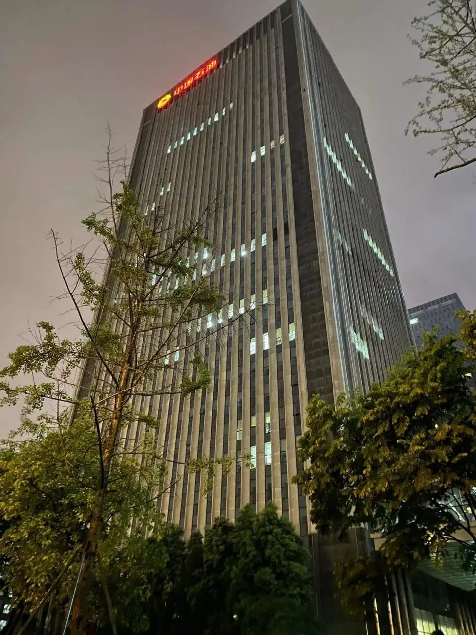 从三街四街写字楼深夜亮灯率看，哪家是卷王？