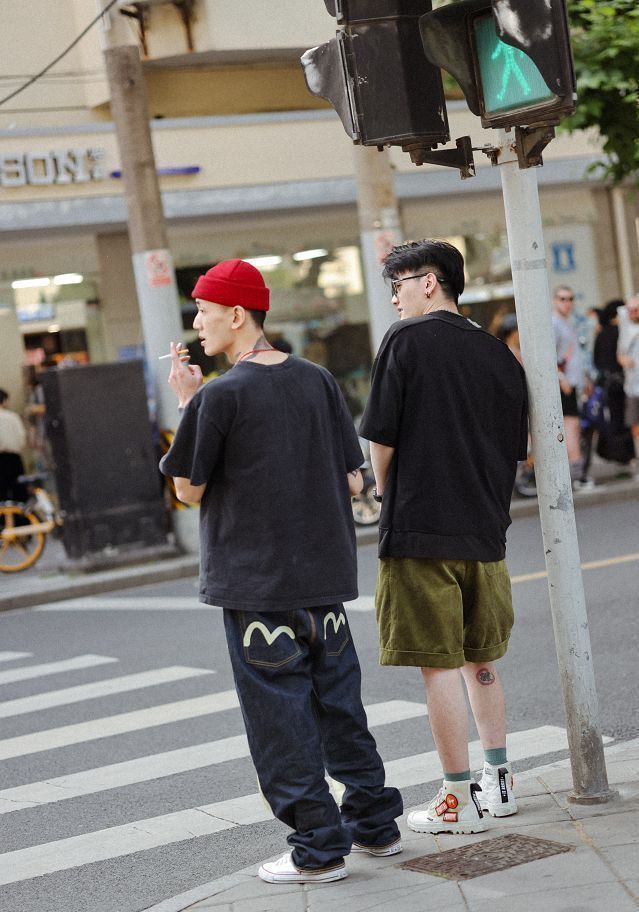 上海街头精致男生:衣着得体,配饰少而奢,果然有腔调又有品位