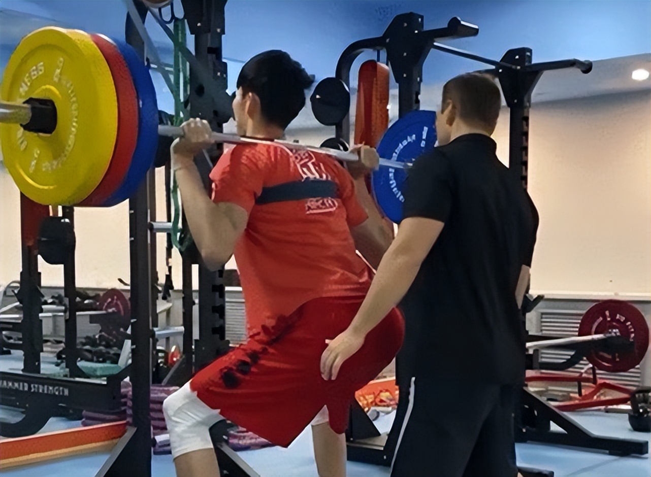 为什么nba下盘多（詹姆斯练深蹲，姚明练深蹲，周琦练深蹲，没有对比就没有尴尬）