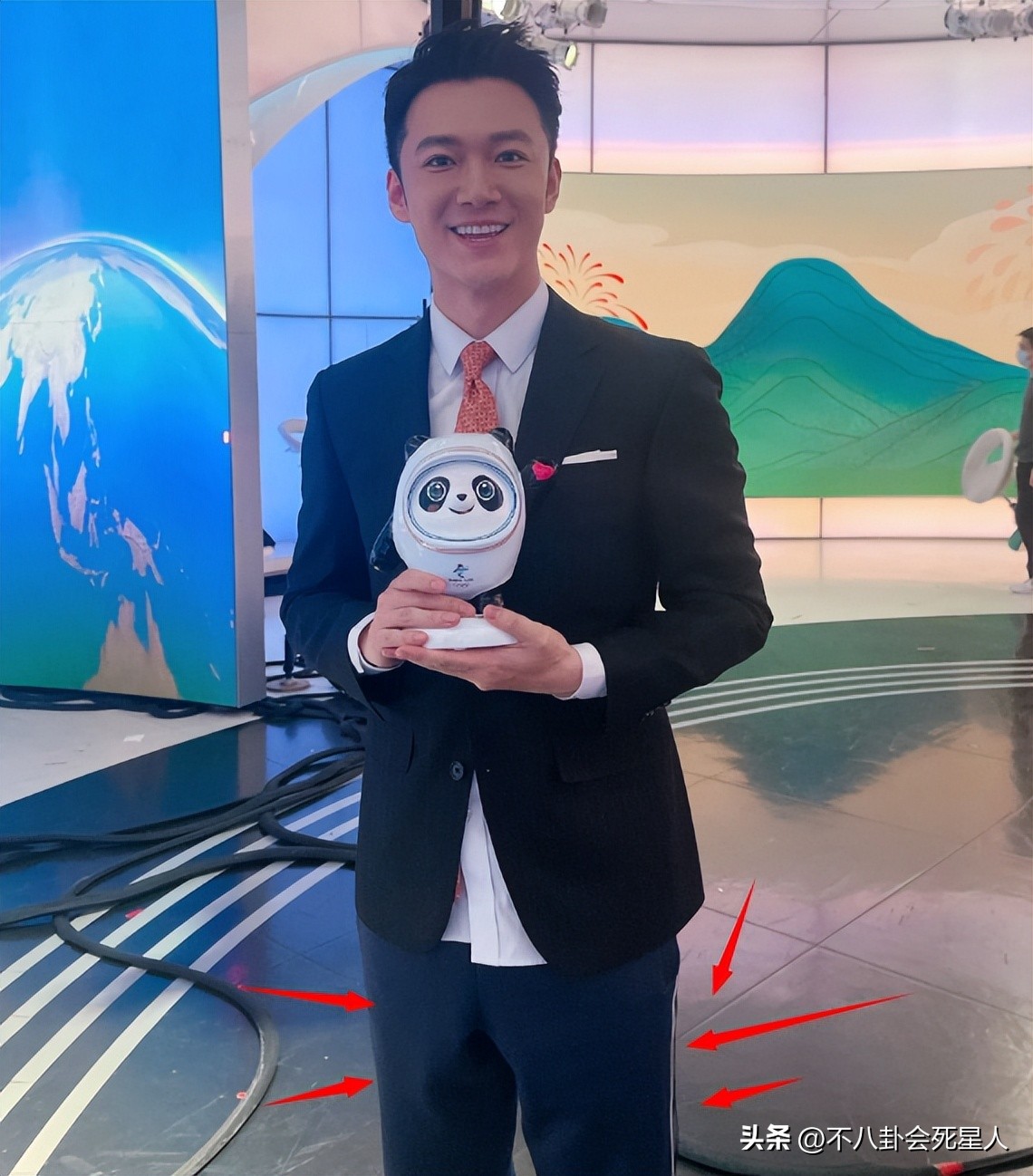 段暄上身西装(戴假发,穿半截西装,贴胶带瘦脸,原来央视的主持人这么"