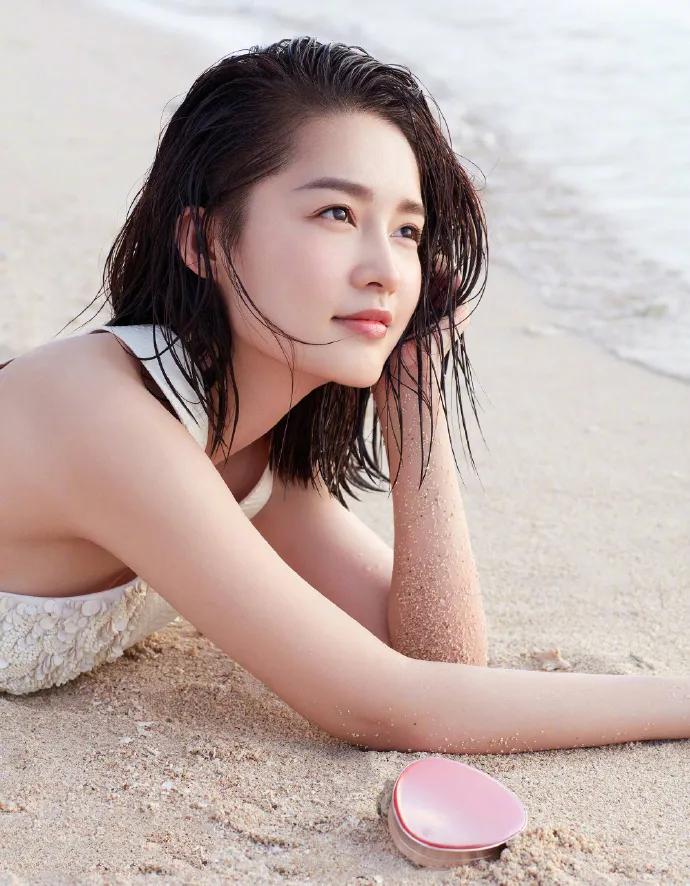 李沁海滩高清图