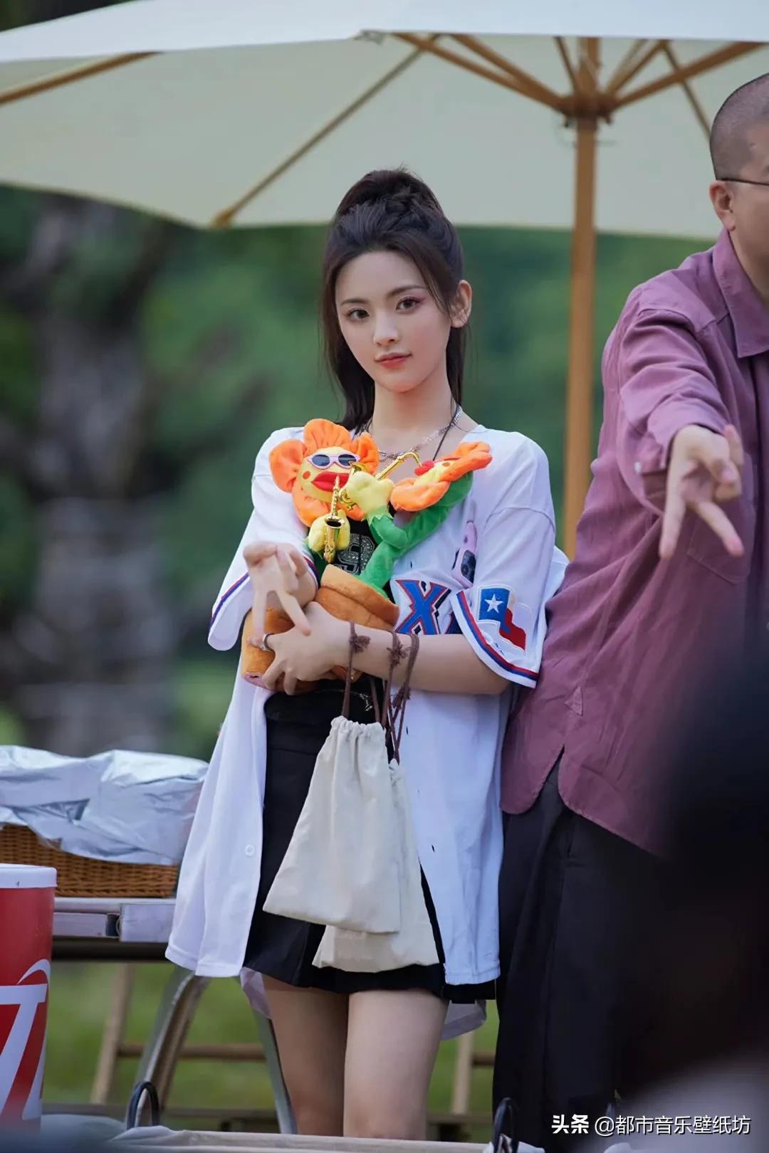 杨超越高清时尚穿搭美图壁纸