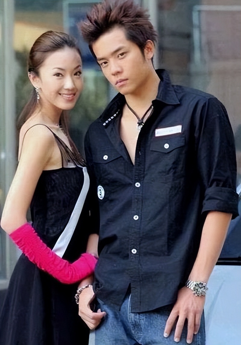 她和姚元浩恋爱八年,几乎刚出道的时候就喜欢上了姚元浩,两个人开始了