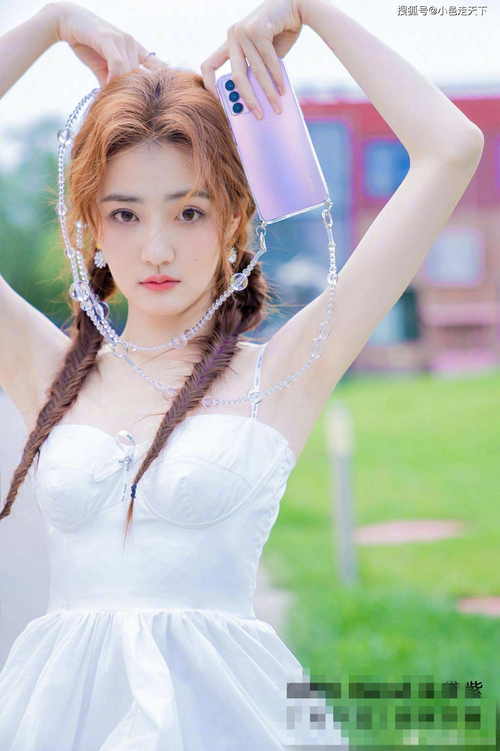 徐璐，五官精致，身姿优雅